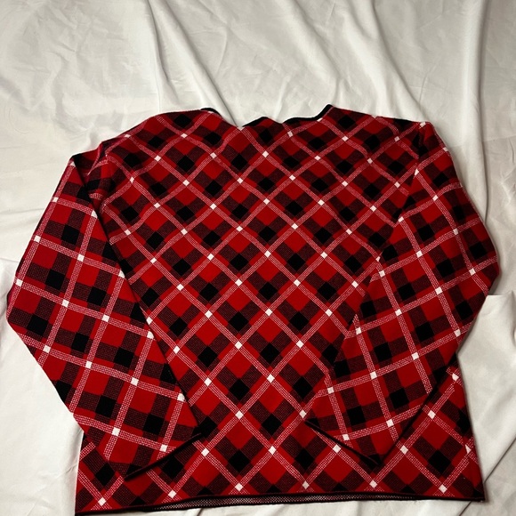 Adrienne Vittadini Red and Black Plaid Top with matching wristlet - Picture 6 of 6
